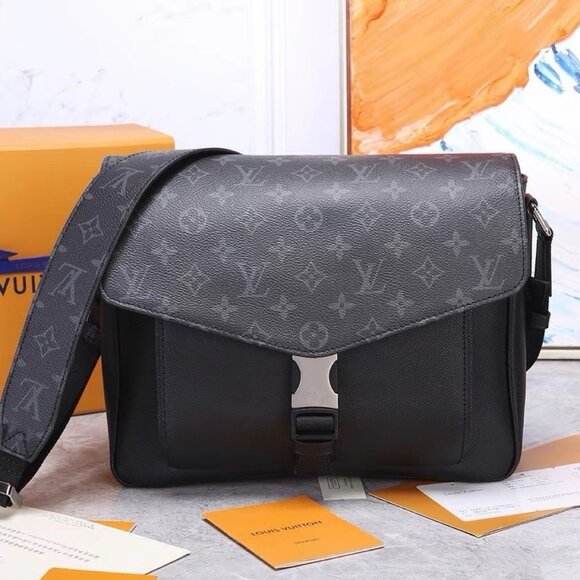 LOUIS VUITTON NEW Messenger Bag Crossbody Bag - Picture 1 of 6